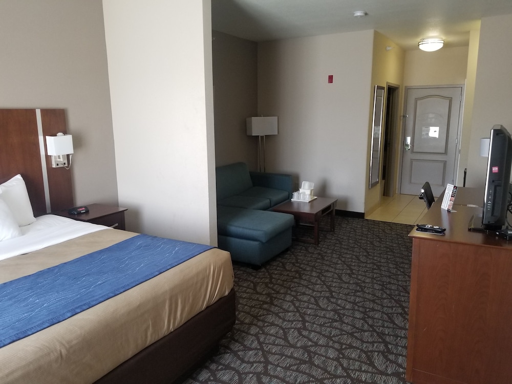 Holiday Inn Express and Suites - Junction City, Kansas 13/35