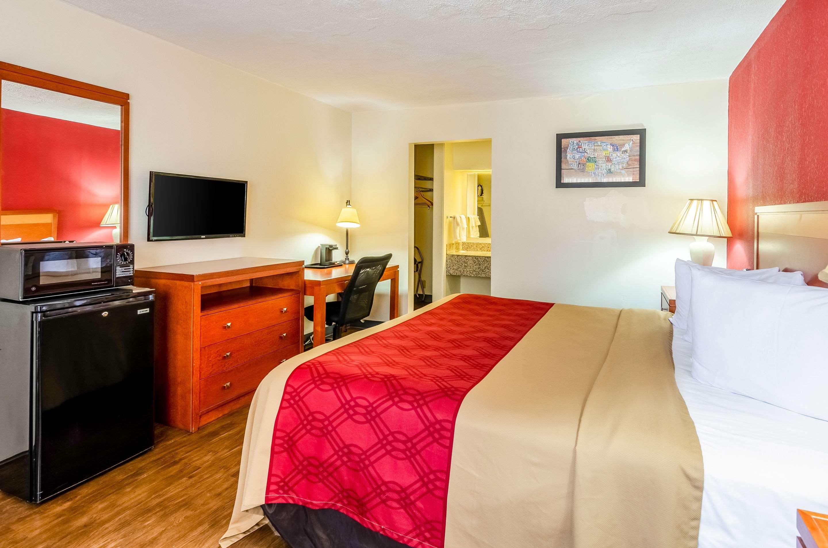 غرفة بسرير كينج، Econo Lodge Martinsville 3/3