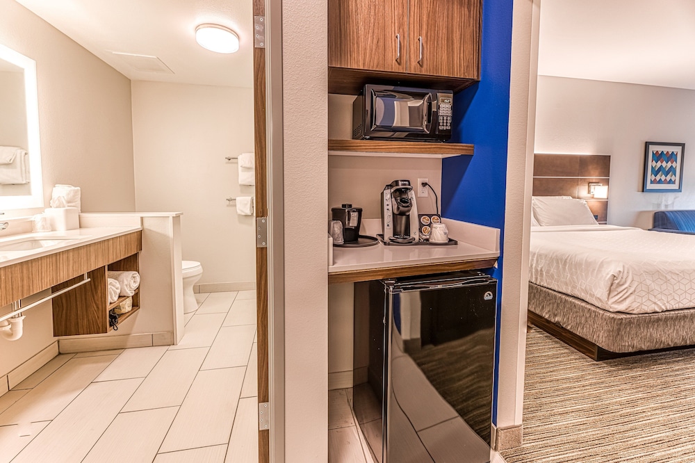 Holiday Inn Express Suites Rantoul 38/76
