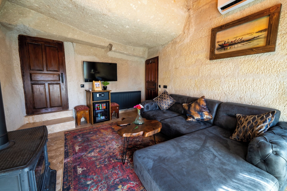 Mysterious Cave Suites 29/50
