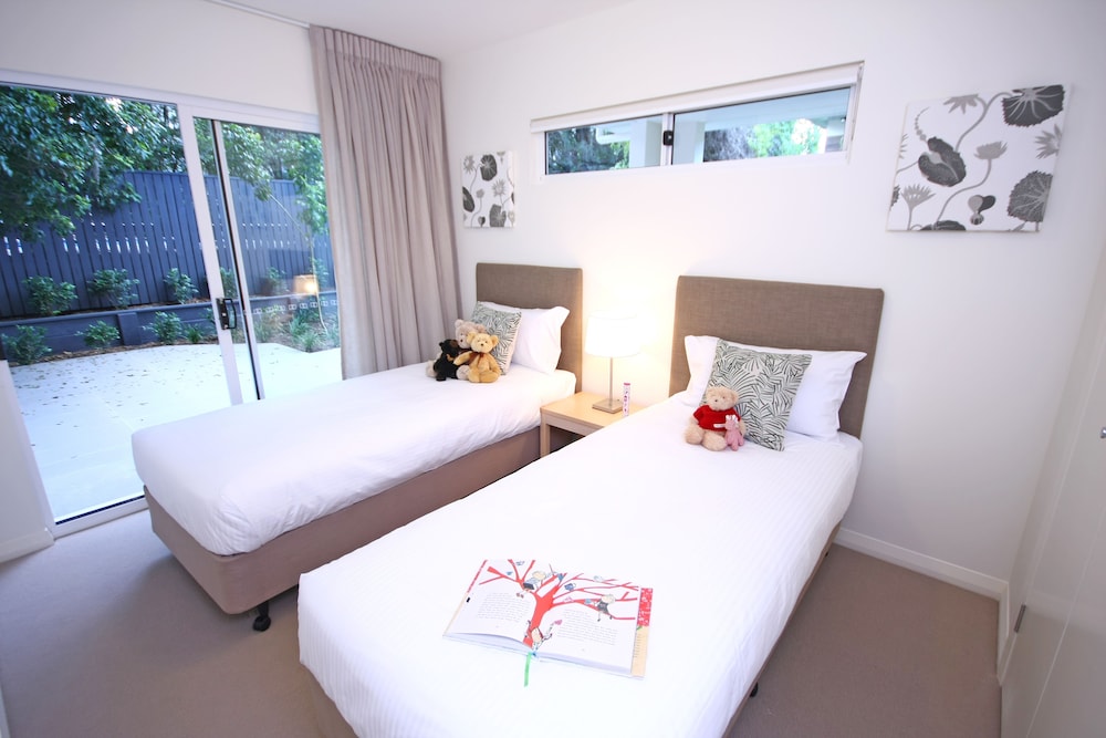 DOMAIN SERVICED APARTMENTS 8/52