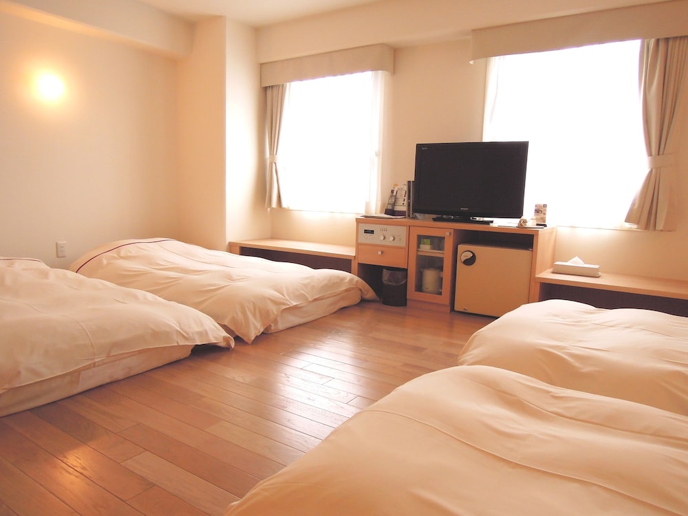 FAMILY, 4 FUTON BEDS