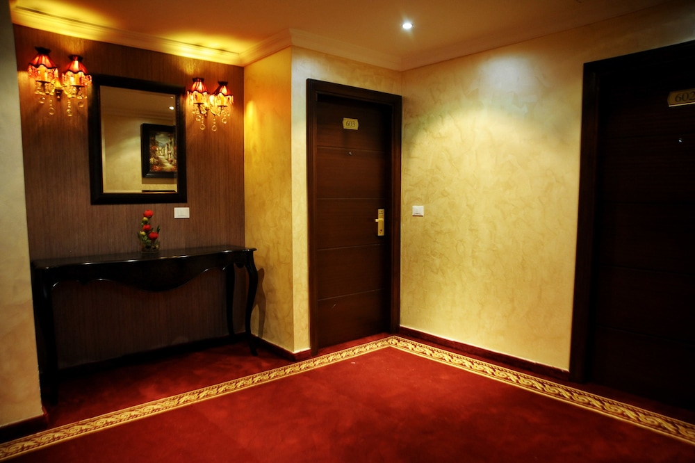 QUEENS SUITE HOTEL 12/61