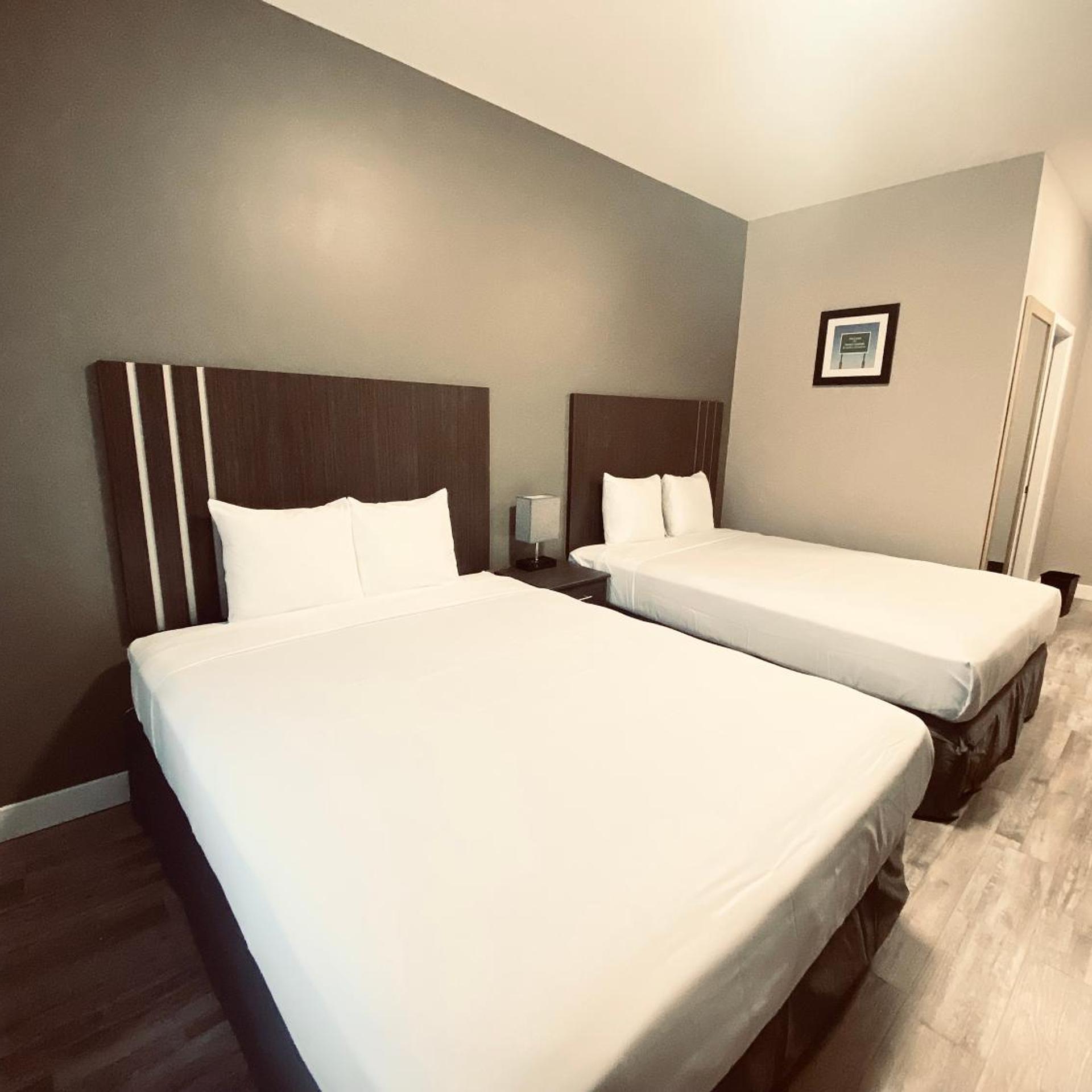 Room, 2 Queen Beds, Econo Lodge Prince George City Centre 4/8