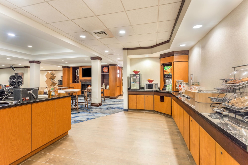 Fairfield Inn Suites by Marriott Madison East 8/35
