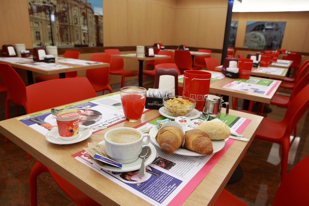 Le Petit Hotel 50/59