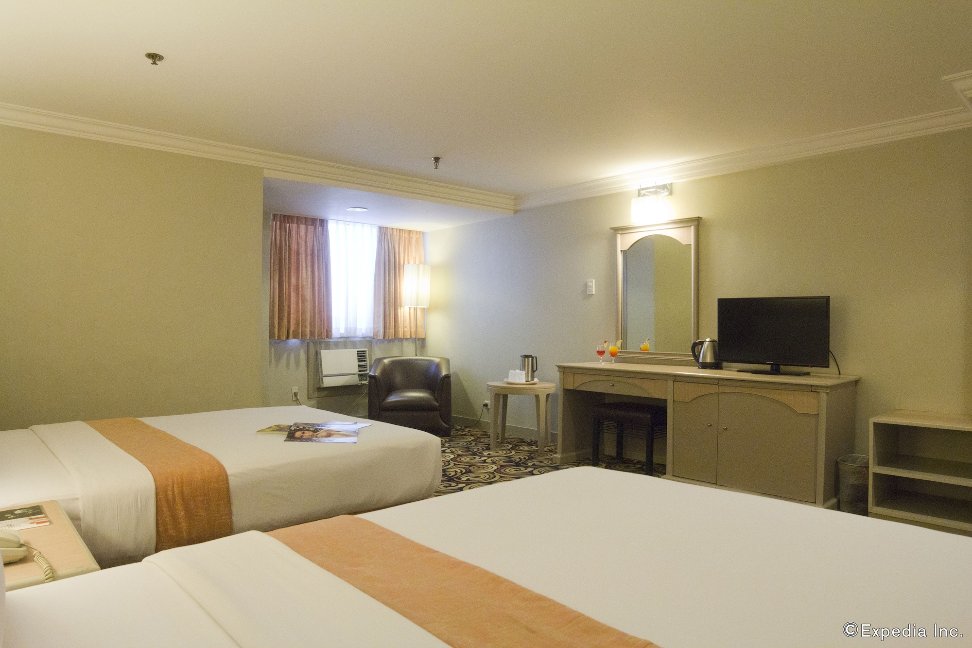 EXECUTIVE, 2 DOUBLE BEDS