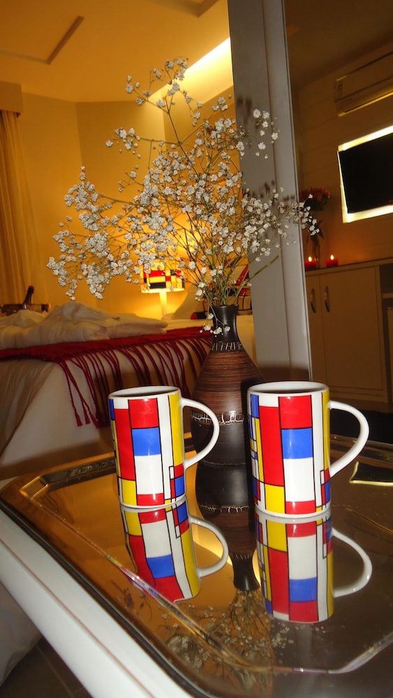 Mondrian Suite Hotel 78/82