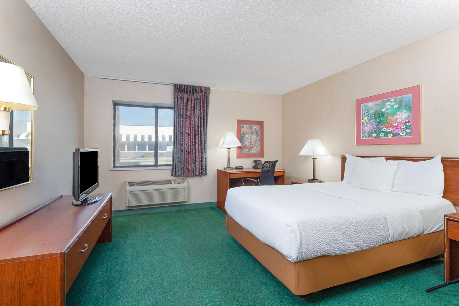 Norwood Inn & Suites by BlissPoint 5/38