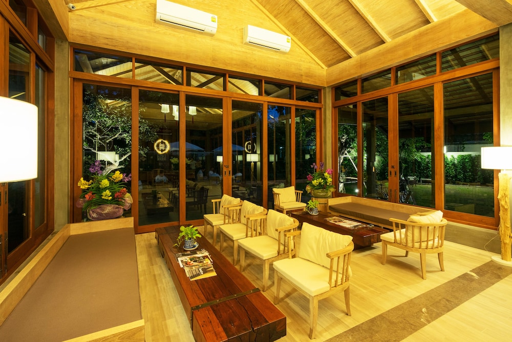 Chu Hotel 61/77