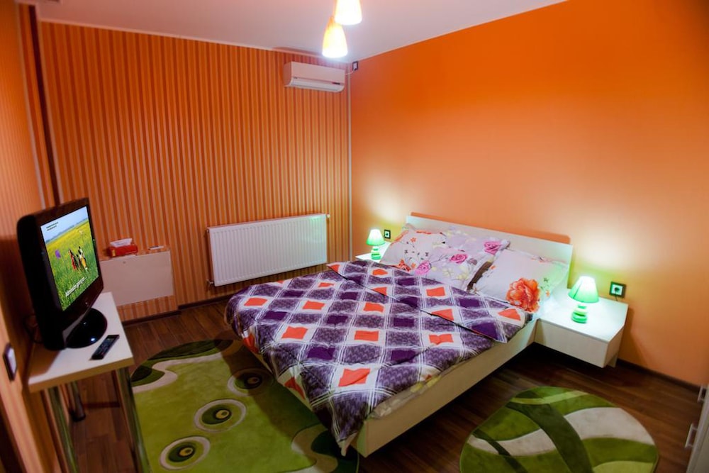 SUITE, QUEEN BED, SOFA