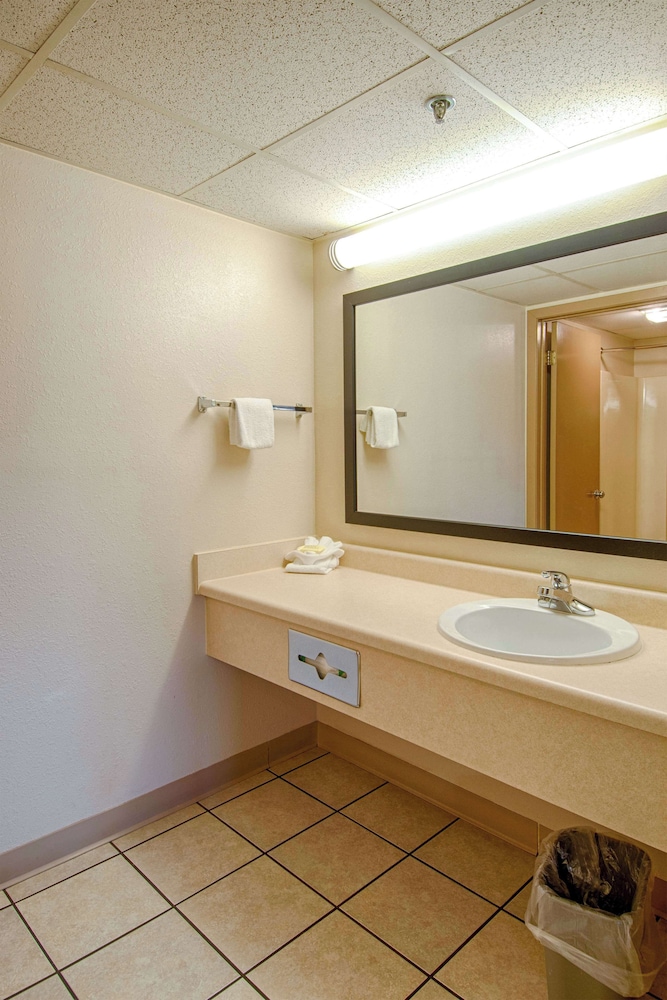 Park Tower Inn 51/55