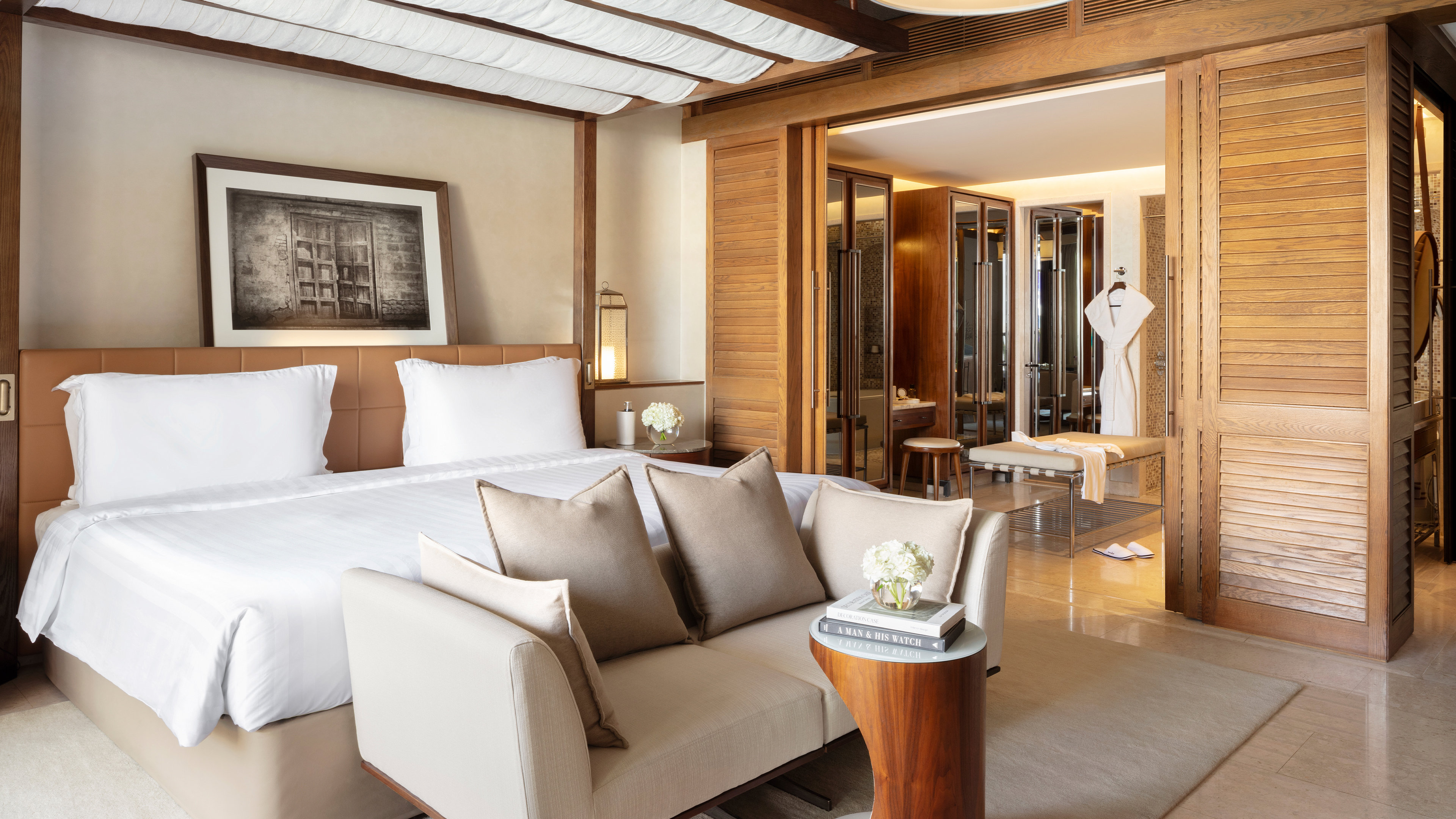RESORT, DELUXE