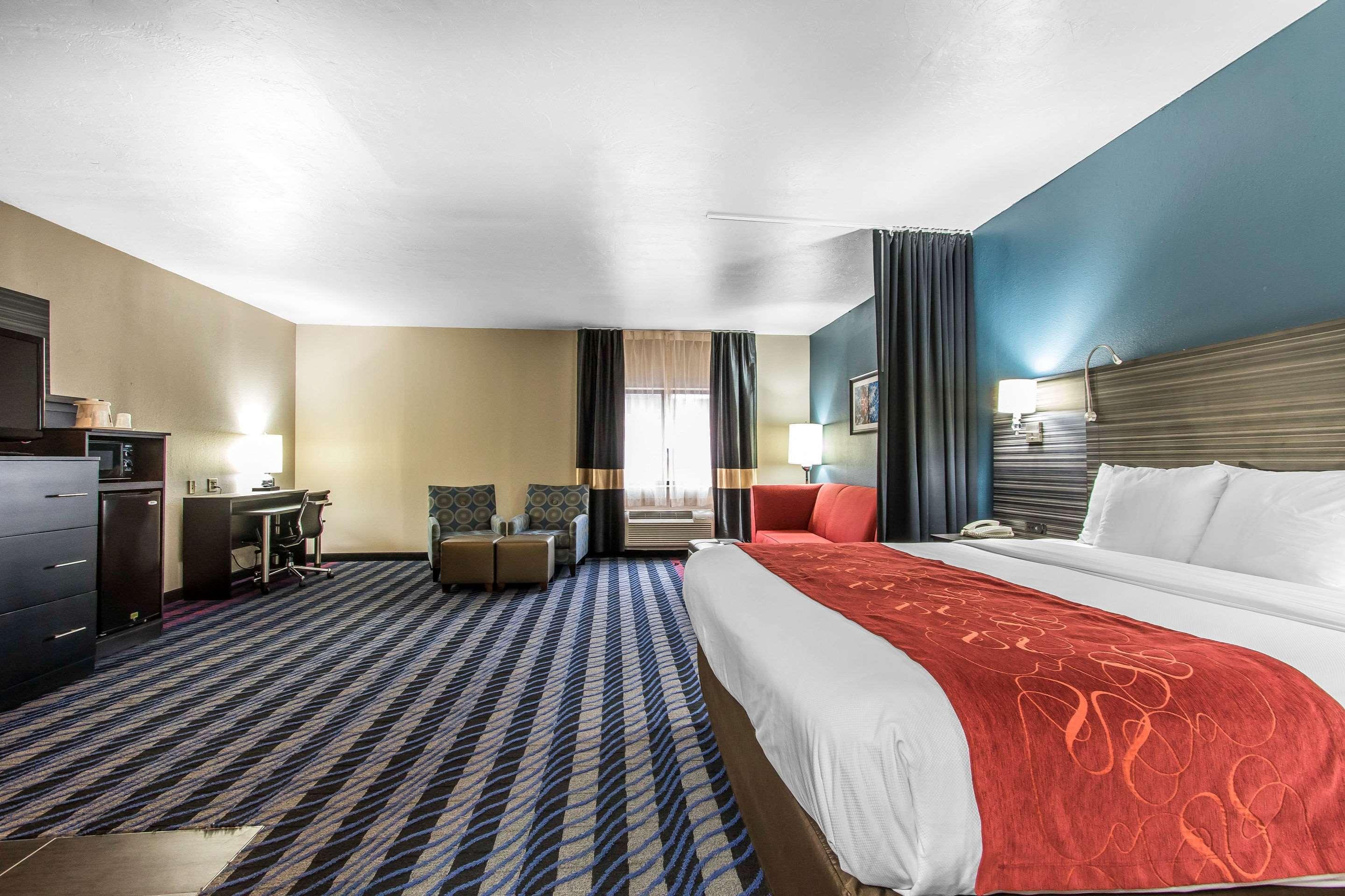 SUITE, KING BED, ACCESSIBLE