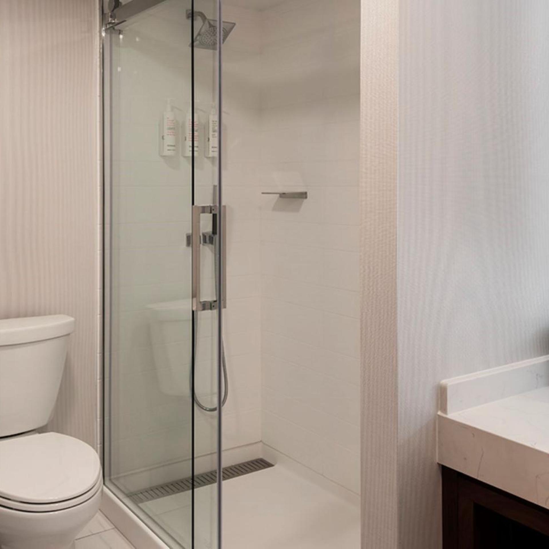 غرفة بسرير كينج بإطلالة على المدينة مع دخول صالة النادي، Marriott Springfield Downtown 3/8