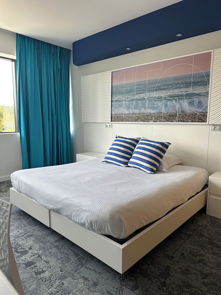 ROOM, DOUBLE OR TWIN BED