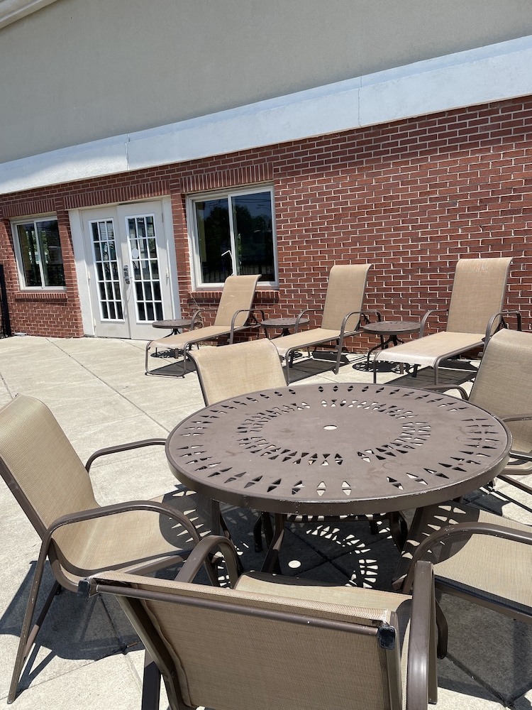 Holiday Inn Express Hotel Suites Niagara Falls 67/75