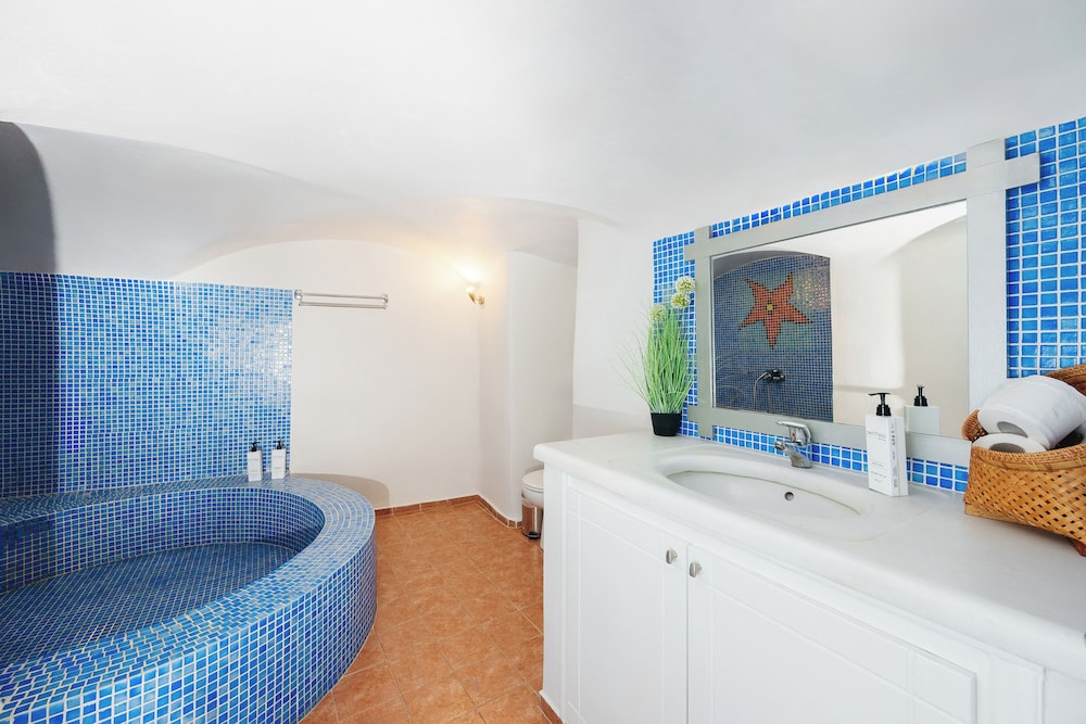 Grand, Suite, Double and Twin Beds, Caldera View، Kastro Suites 9/10