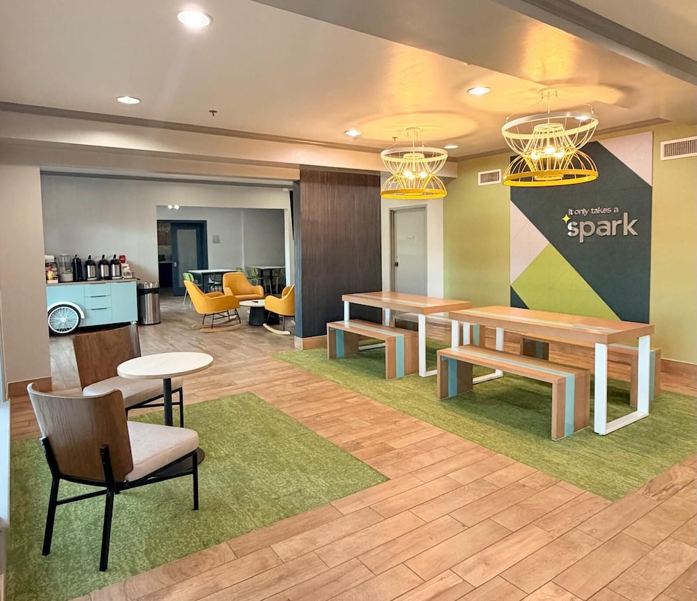 La Quinta Inn & Suites by Wyndham Central Point - Medford 32/48