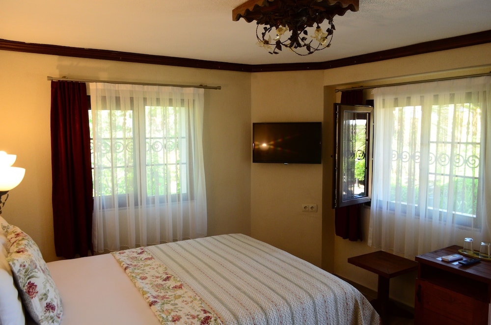 Ada Bacchus Hotel 6/50