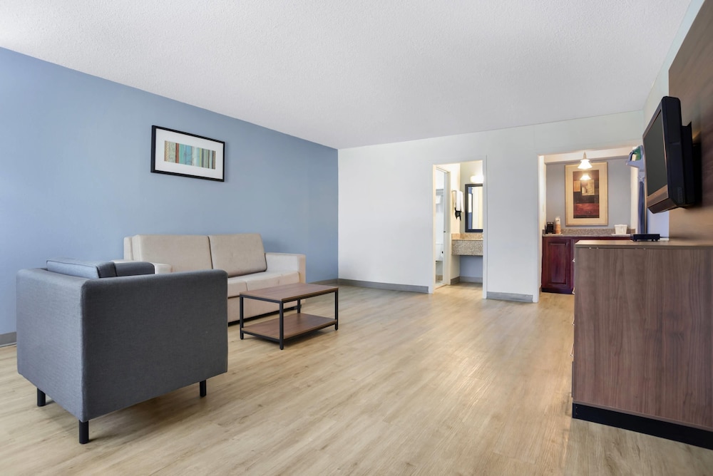 Quality Inn & Suites near Lake Eufaula 26/41