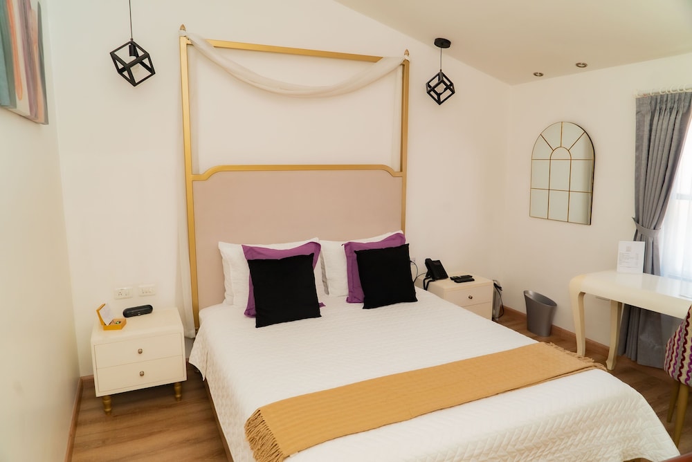 DUPLEX, ECONOMY, QUEEN BED, CITY VIEW