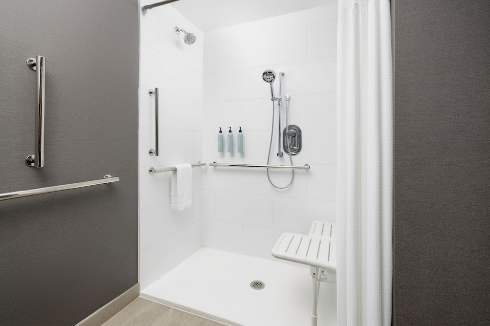 Courtyard By Marriott New Castle 14/15