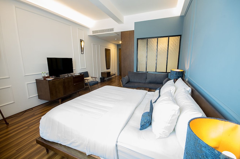DELUXE, DOUBLE OR TWIN BED, CITY VIEW