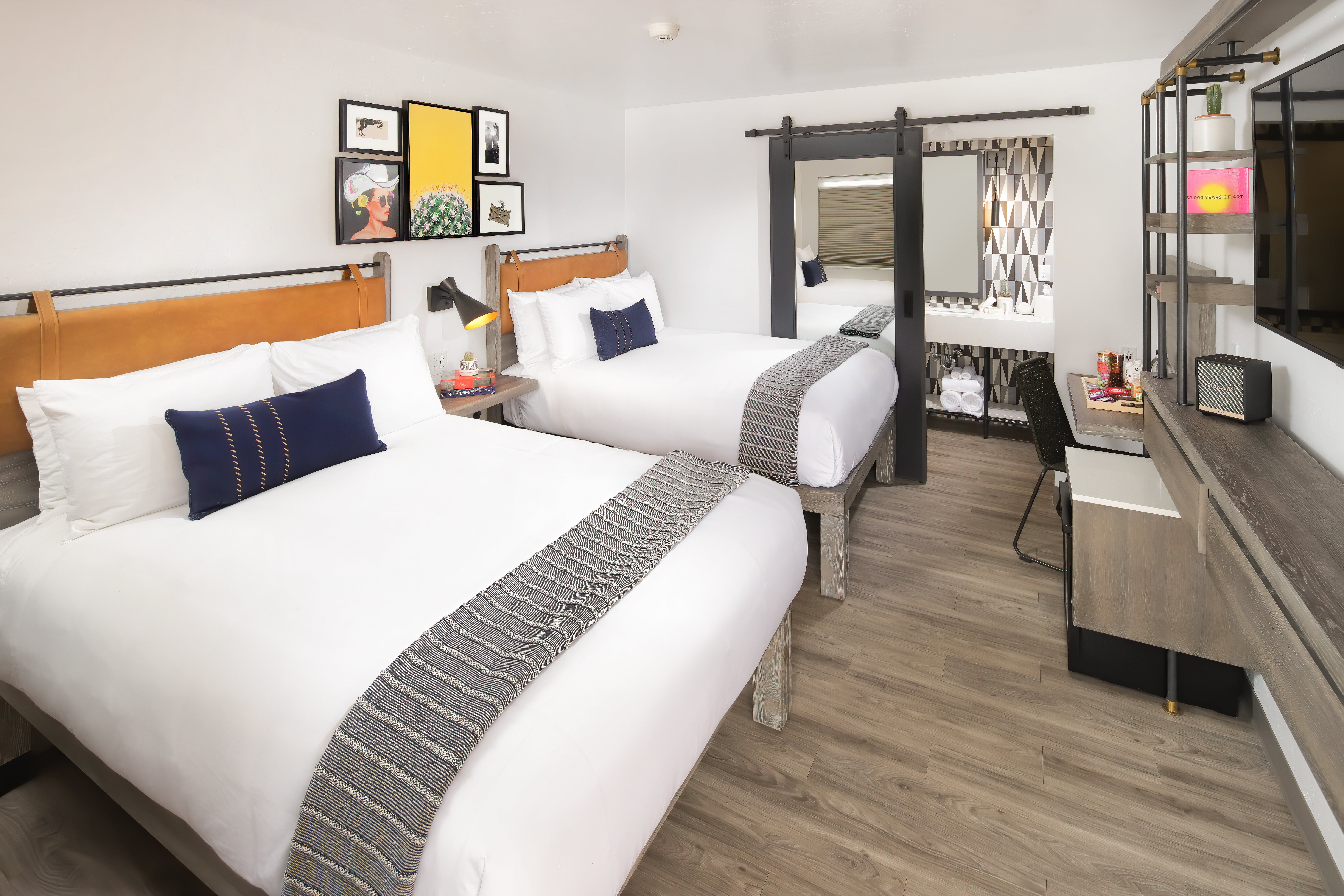 STANDARD, 2 DOUBLE BEDS