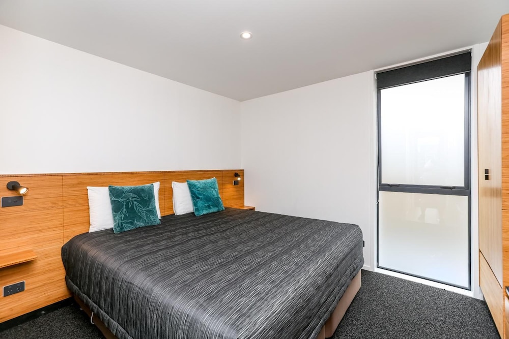 1 BEDROOM, PREMIUM, APARTMENT, KITCHENETTE