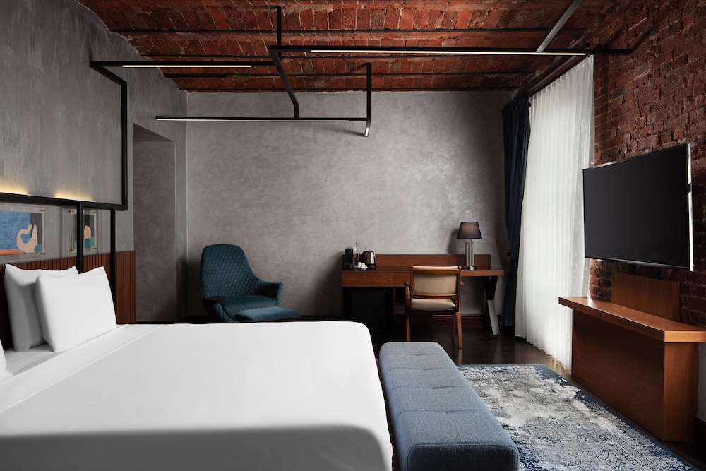 SUITE, KING BED, SOFA