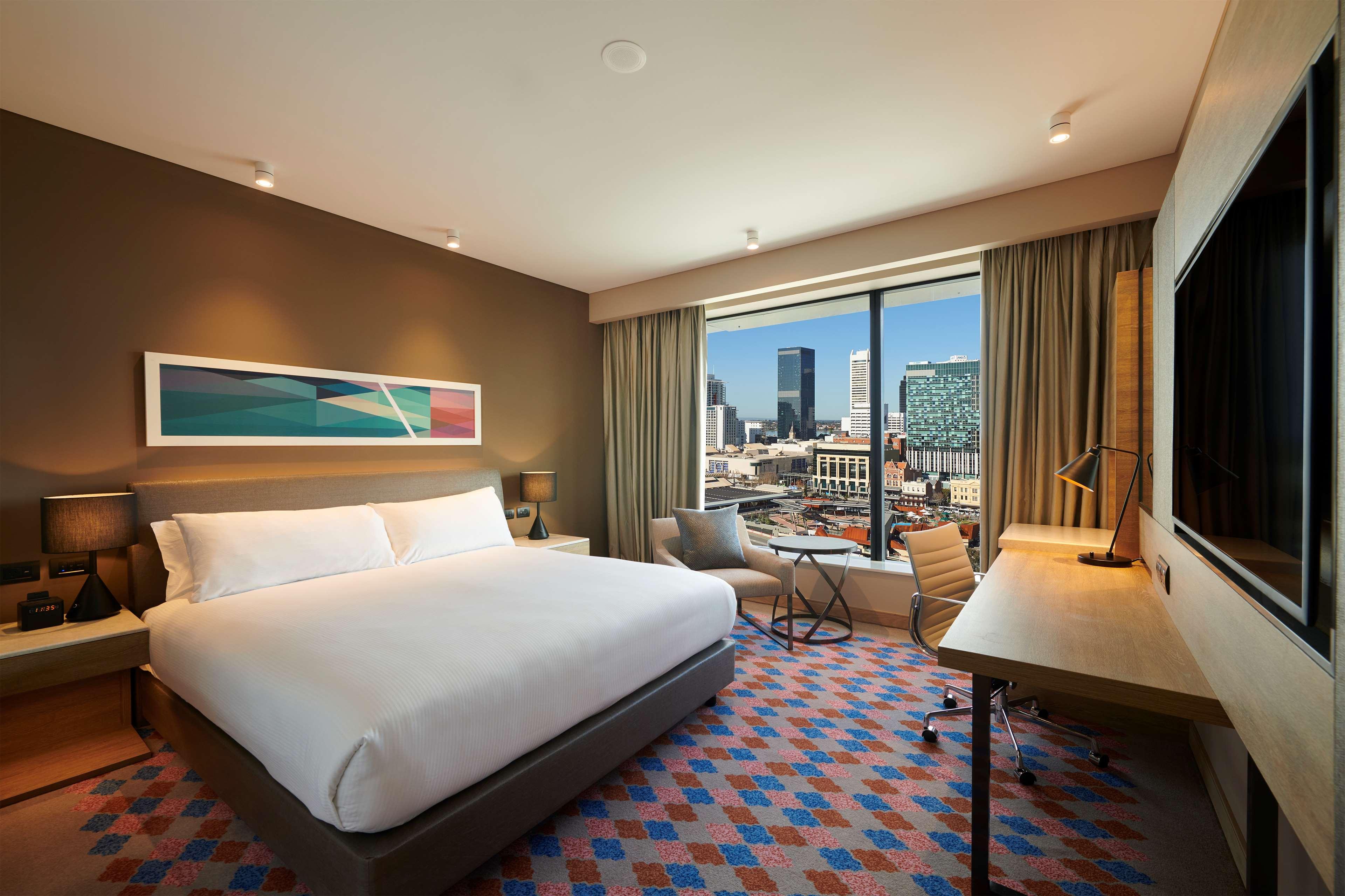 GUEST ROOM, KING BED, PANORAMIC VIEW