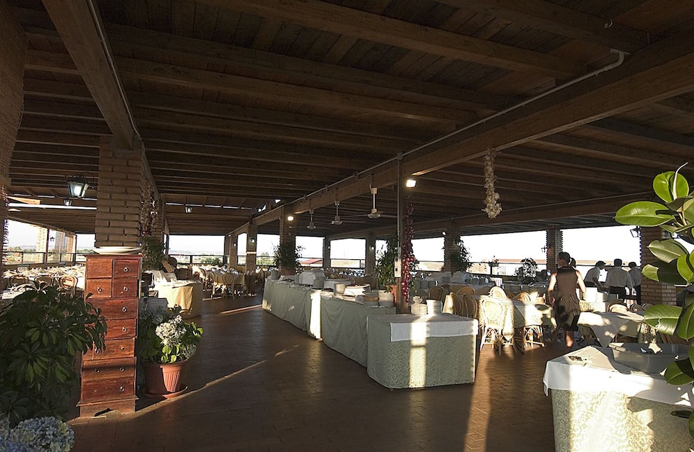 Marina Del Marchese Beach Resort 56/62