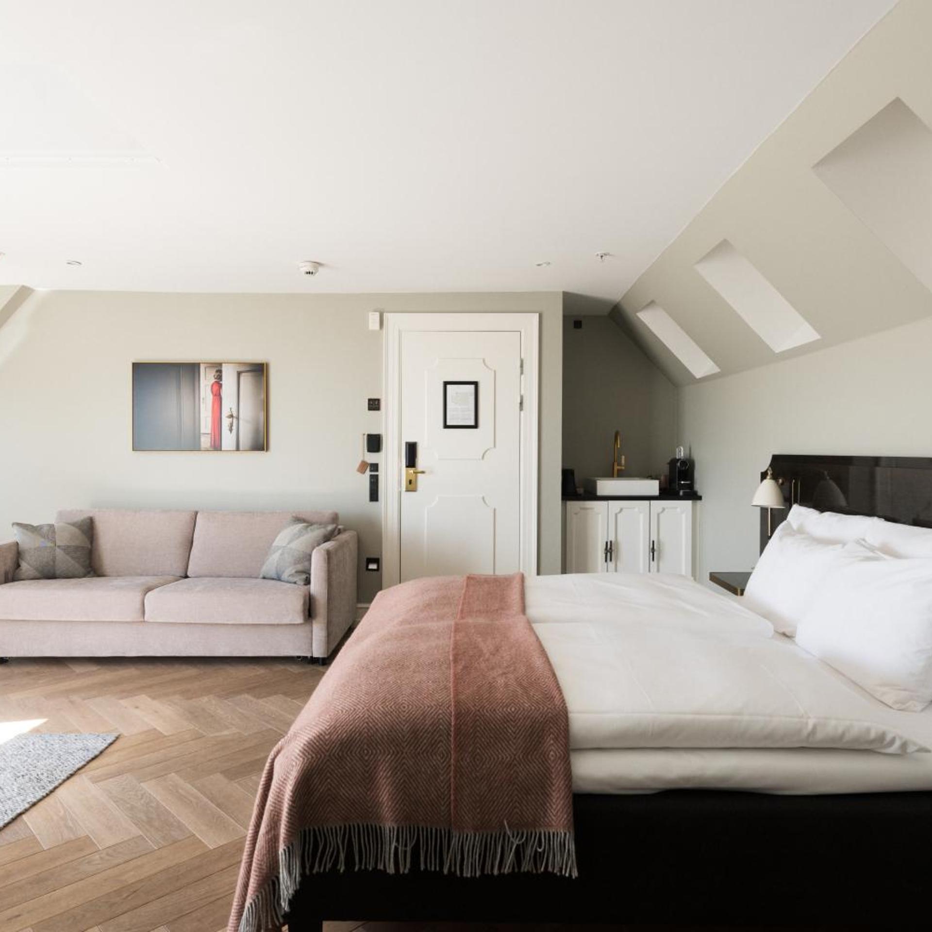 Penthouse Suite, Sofa