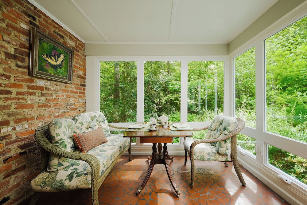 Colonial Gardens Bed & Breakfast 27/43