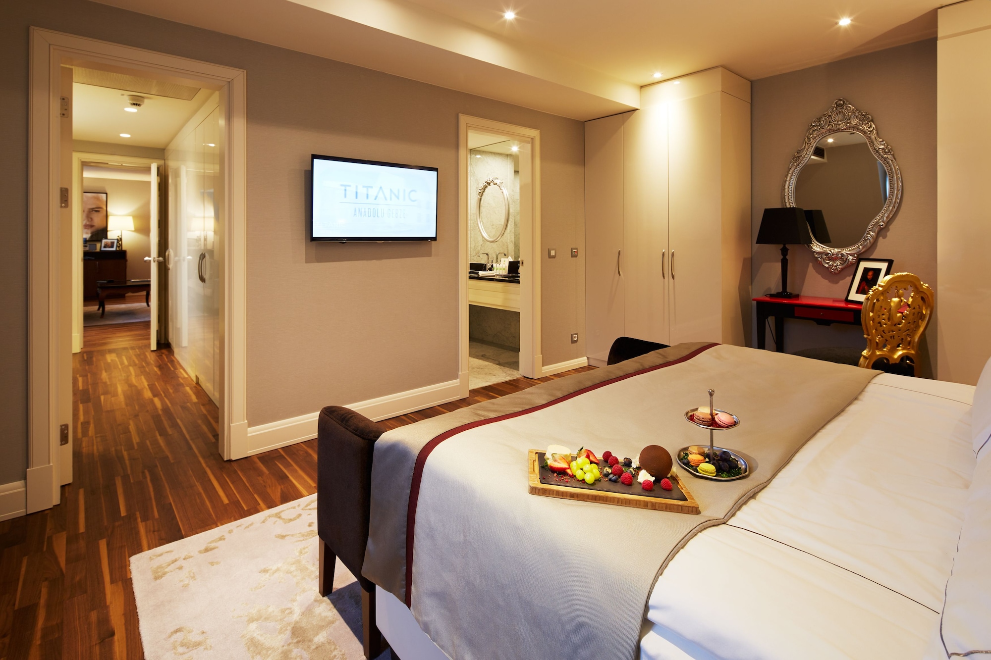 Sezen Aksu, Suite, 2 King Beds