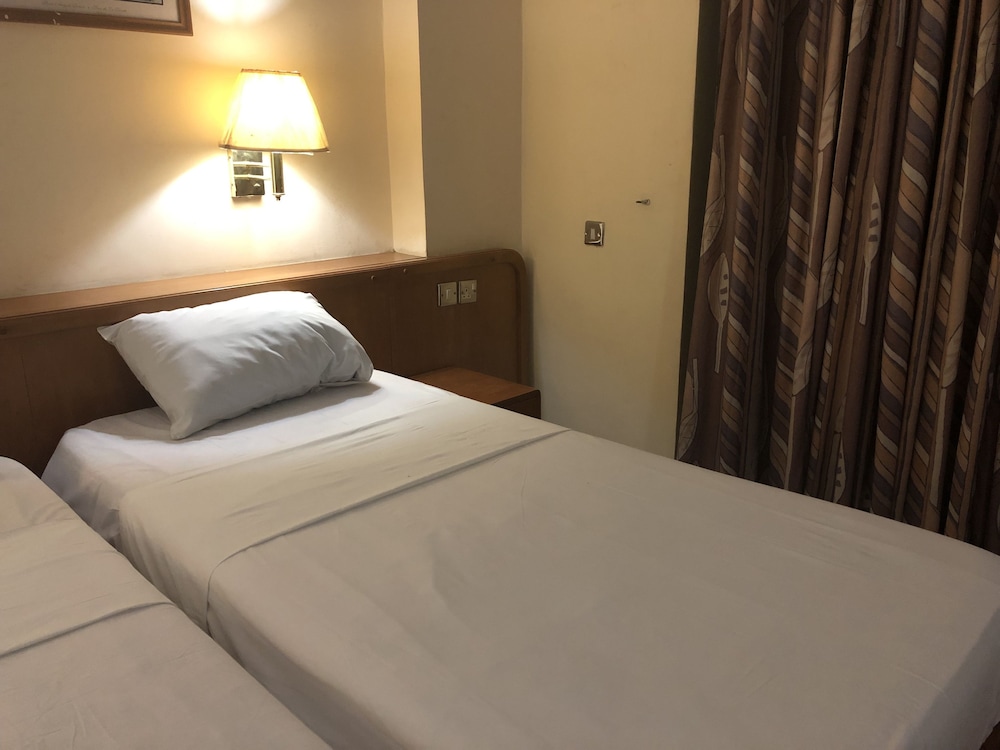 Maple Leaf Hotel 18/27