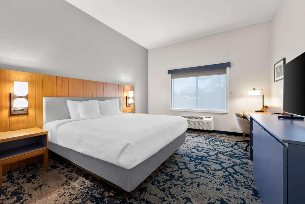 ROOM, KING BED