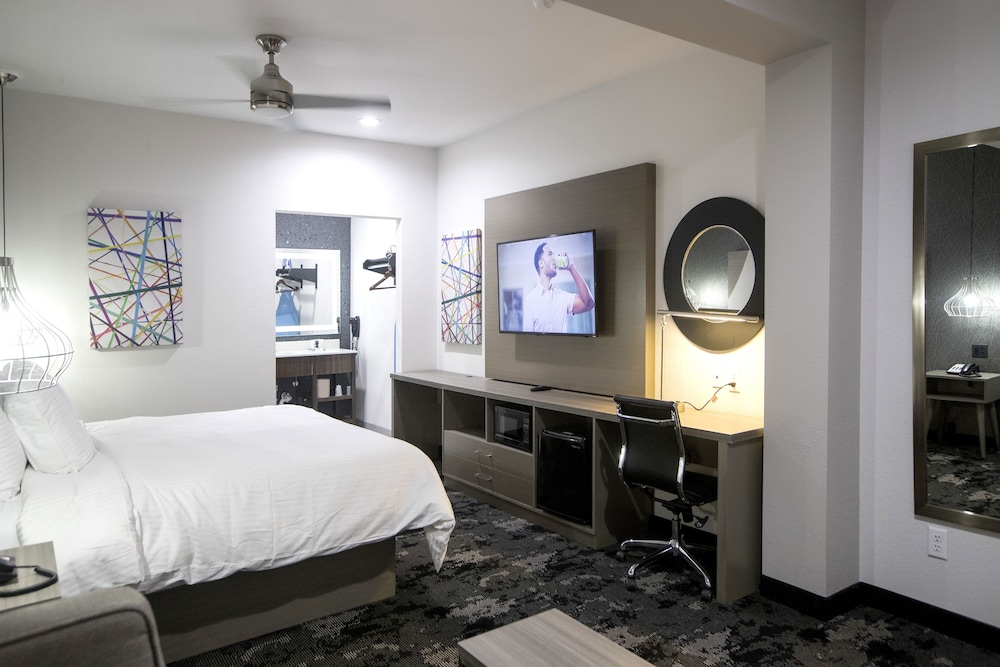 House Hotel 12/25