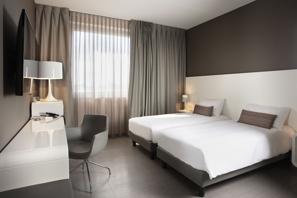 8piuhotel 17/50