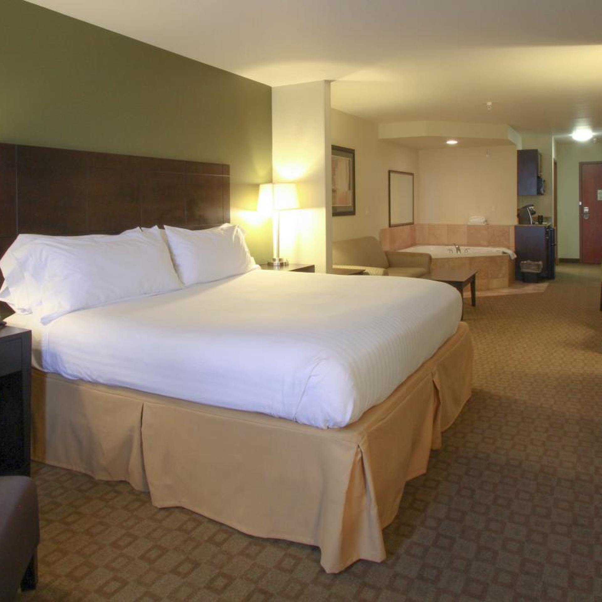 Suite, King Bed, Jetted Tub