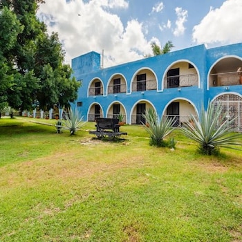 Hacienda Inn Aeropuerto 9/72