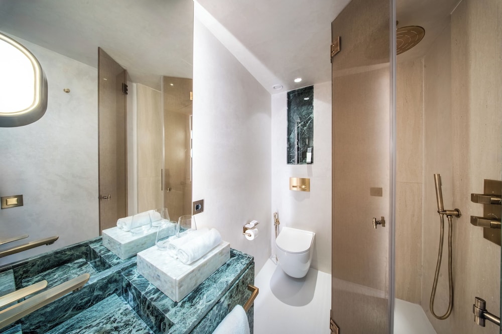 غرفة فاخرة بسريرين منفصلين بشرفة، Destino Five Ibiza -5-Star Grand Luxe Resort 3/5
