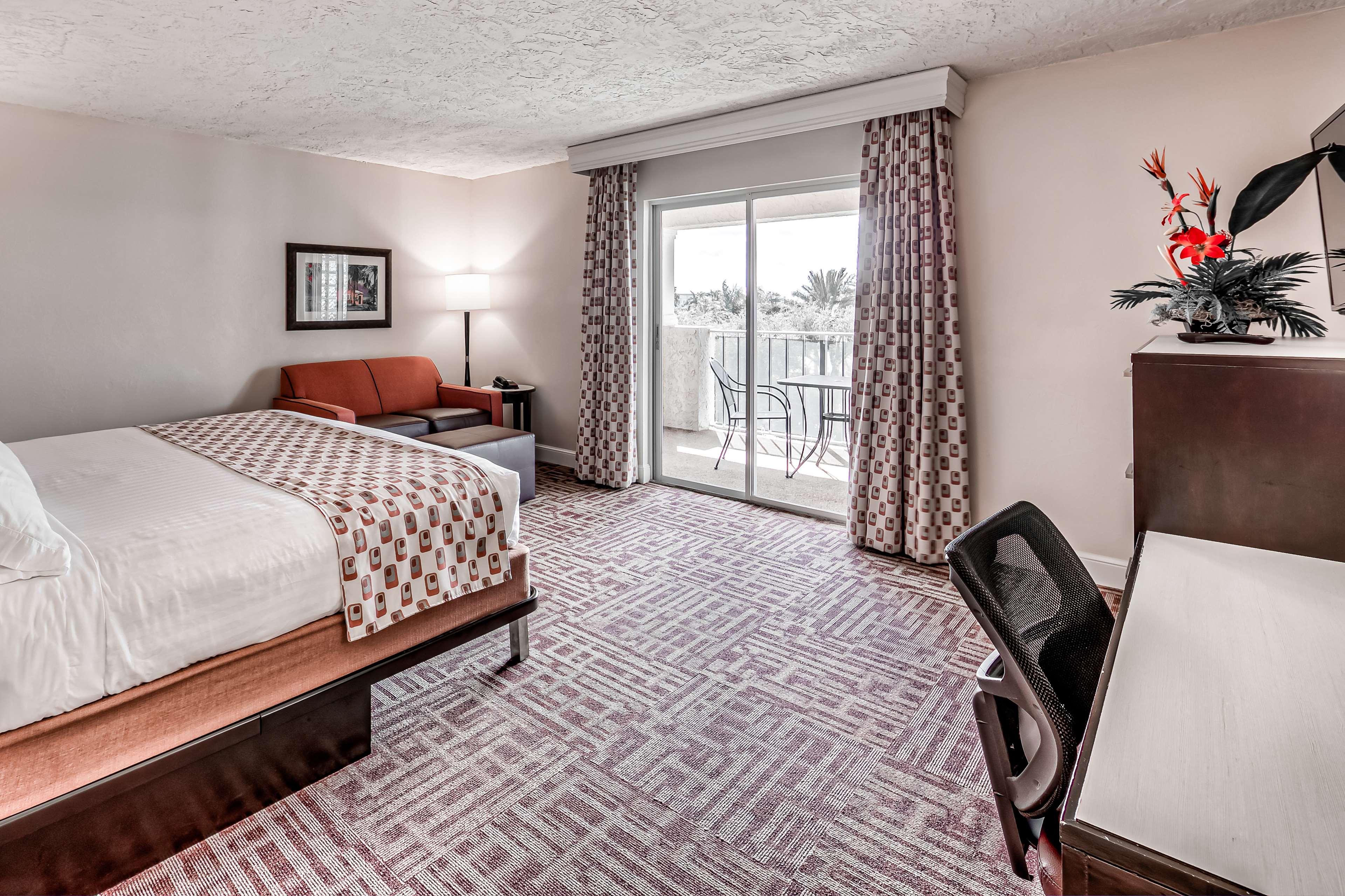 ROOM, KING BED, POOL VIEW, SOFA, BALCONY