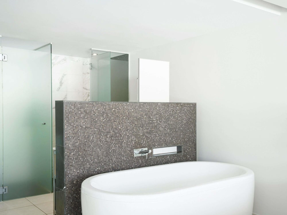 3 Bedrooms, Plunge, 1 King and 2 Queen Beds