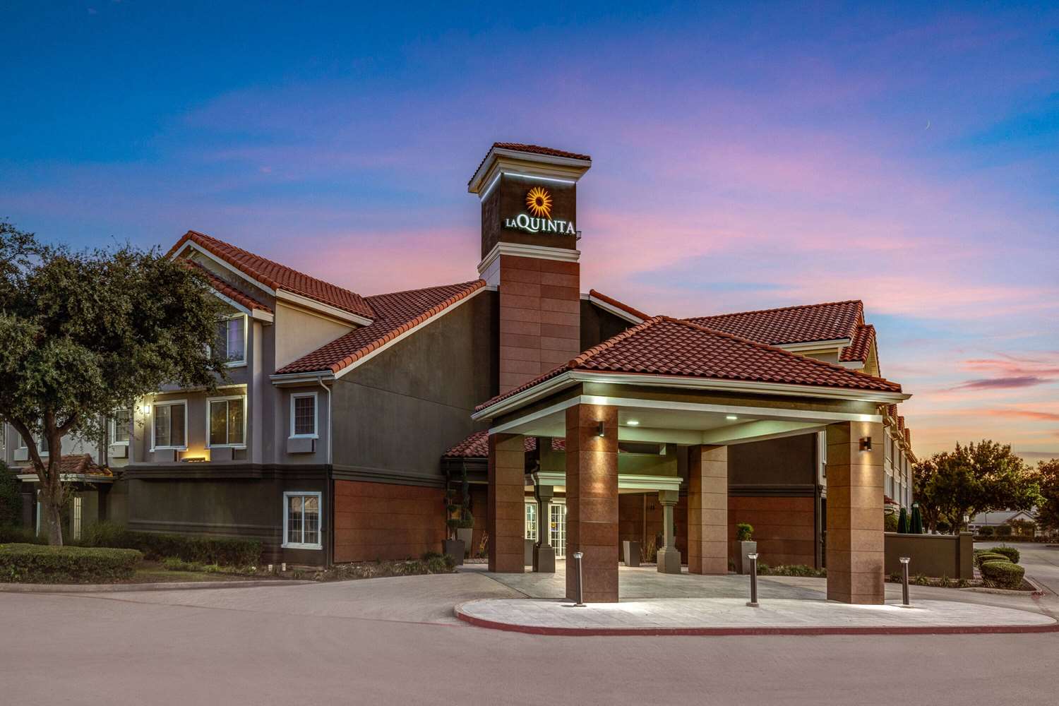 La Quinta Inn & Suites by Wyndham Dallas DFW Airport North 2/55