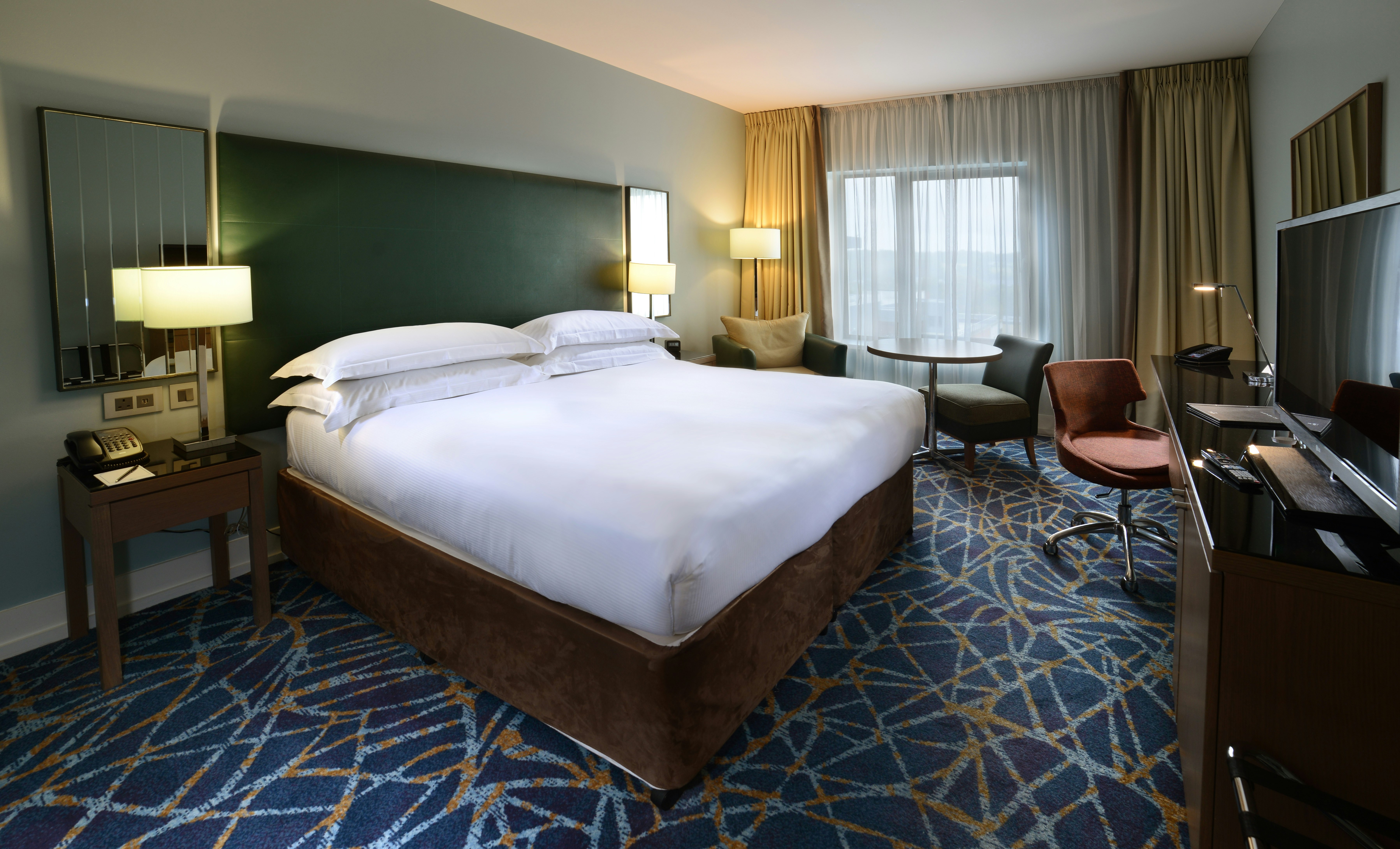 GUEST ROOM, KING BED