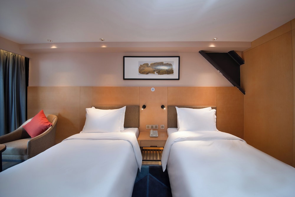 Senior, Twin Beds, Extra Floor Space