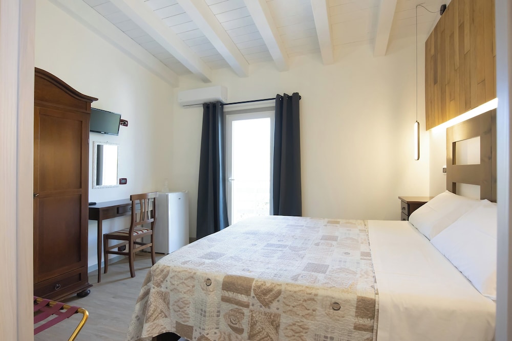 ROOM, DOUBLE OR TWIN BED, BALCONY