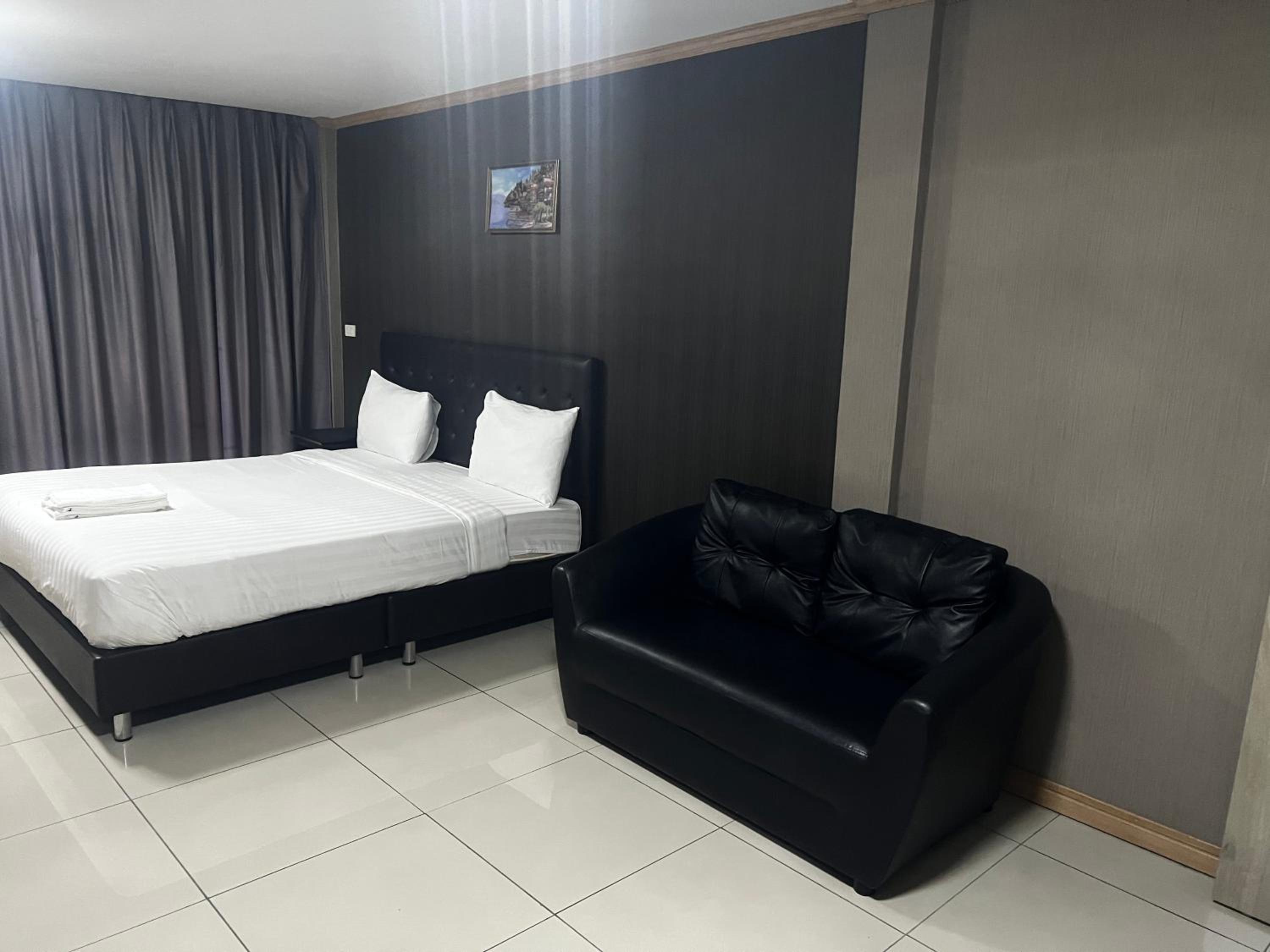 Apsara INN Pattaya, Thailand 21/57